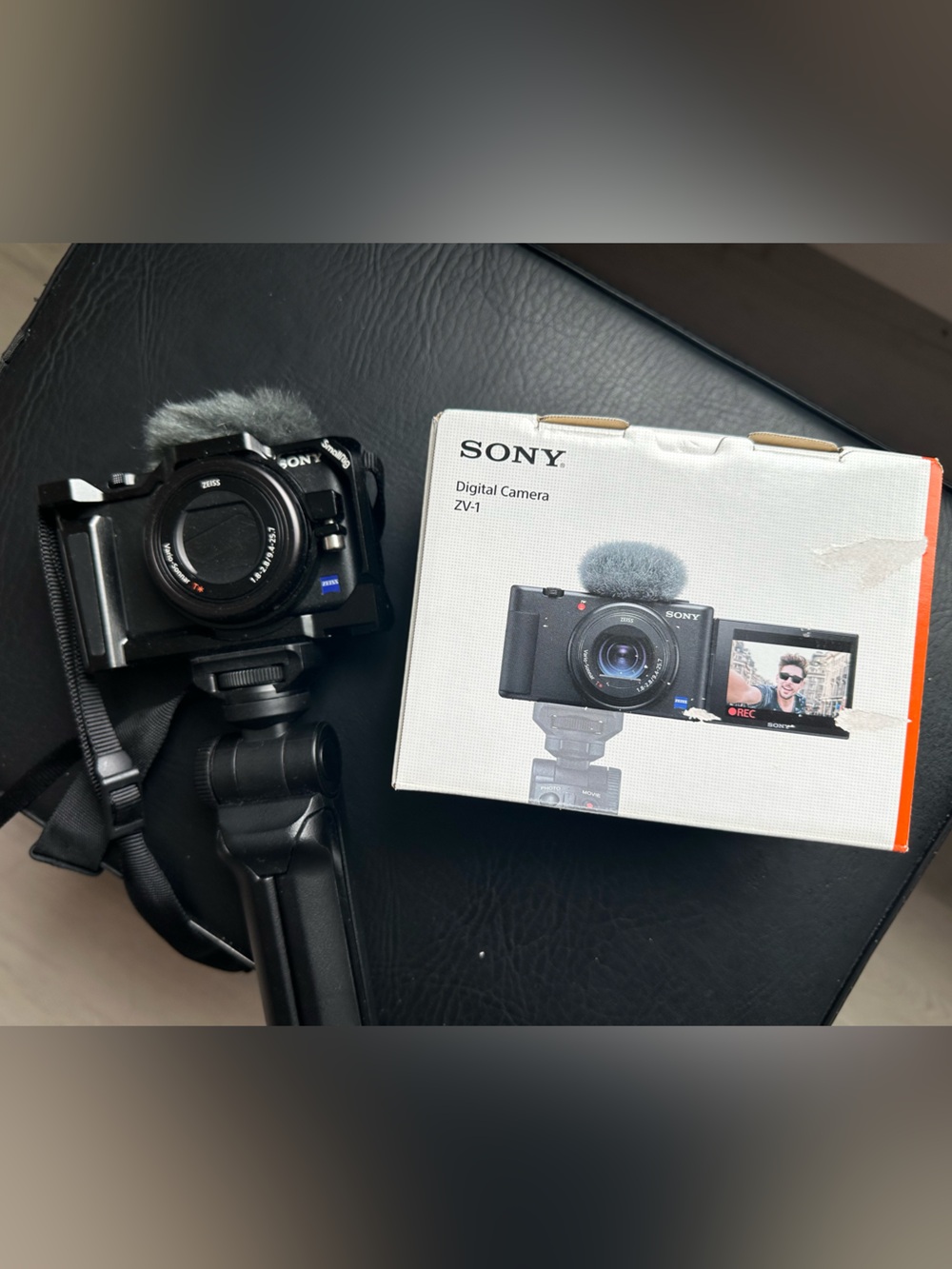 Sony ZV-1 Digital Camera for vlogging + tripod with controls and smallrig frame